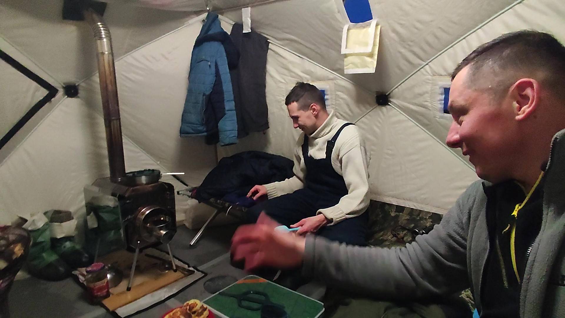 ЗИМНЯЯ РЫБАЛКА НА КАМЕ.ЛОВЛЯ СУДАКА НА ЖЕРЛИЦЫ И БЕРША НА ТЮЛЬКУ.ГОЛЮШУРМА.ПАЛАТКА И ПЕЛЬМЕНИ.