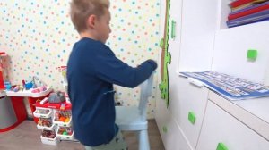 Лёша и папа играют в полицию (спасают сладости). Играет в профессию полицейского.