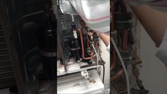 carrier Ac 1.5 tan inverter ka campiresar change karte hai #carrier India #viral смотреть онлайн