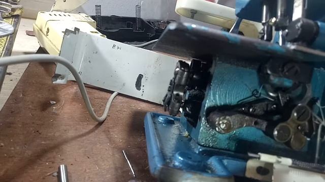 إصلاح ماكينة الخياطة سورجيا لخيط للخطافات‘réparation De Machine à Coudre Surjeteus Le Fil Crochetse