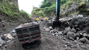 Строительство, экскаватор копает песок