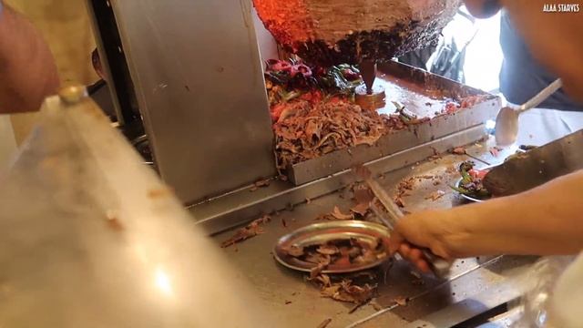 World's Biggest Döner Kebab MASTER CUTTING SKILLS Istanbul - Turkish Street Food смотреть онлайн