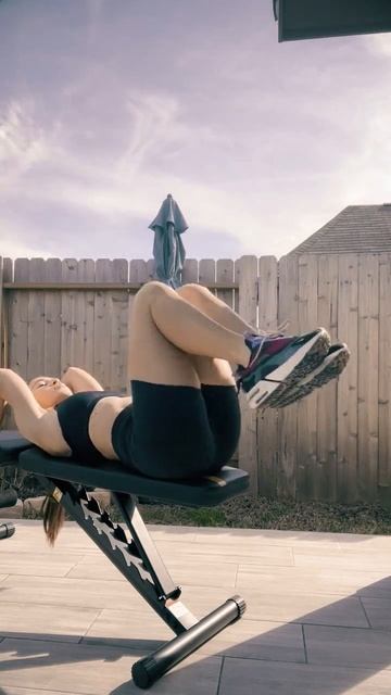 Делаем красивый живот ✨Подъём ног на скамье (Incline leg raise) смотреть онлайн