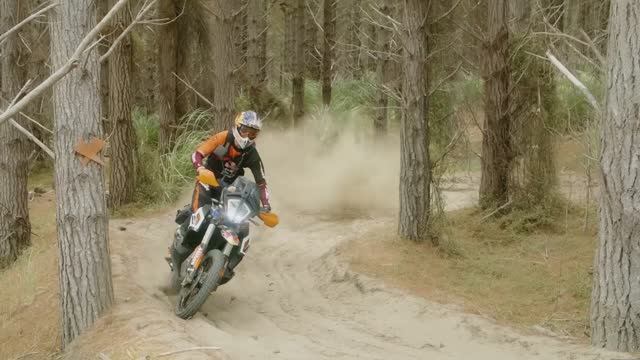 Крис Бирч. Турэндуро. Часть 8. Повороты и торможение на мотоцикле на песке