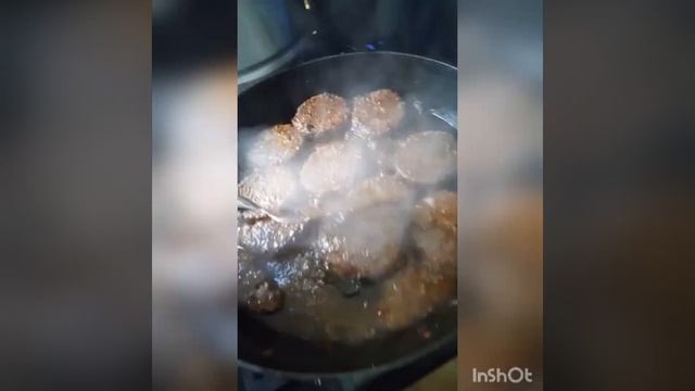 Salisbury steak, mash potatoes, steamed broccoli смотреть онлайн