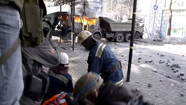 Пожарники во время боя тушат машины на Шелковичной