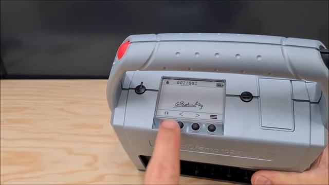 Print signature & sender details on satchels with Handheld Inkjet смотреть онлайн
