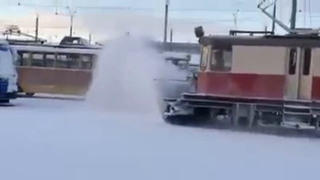 Спецтрамвайчик чистить колії від снігу смотреть онлайн