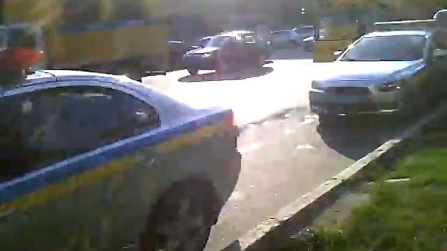 ДАІ пьют квасок в тенечке во время несения службы. смотреть онлайн