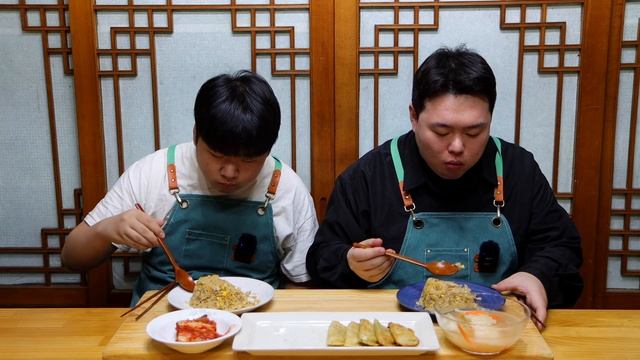 ASMR 금색 군만두와 푹신한 계란 볶음밥 -Golden Brown Fried Dumplings and Fluffy Egg Fried Rice Soundsmukbang show смотреть онлайн