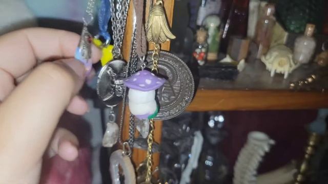 Shelf Tour Full of Harry Potter, Vintage Items, and Oddities!! A Look at My Collection! смотреть онлайн