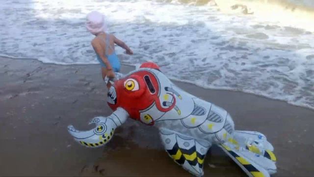 *Выгуливаем КРАБА на море**To walk CRAB SEA смотреть онлайн