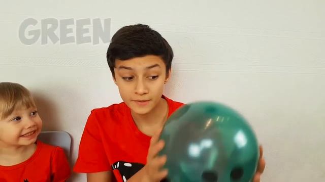 Alena e Pasha brinca com balões na escola смотреть онлайн