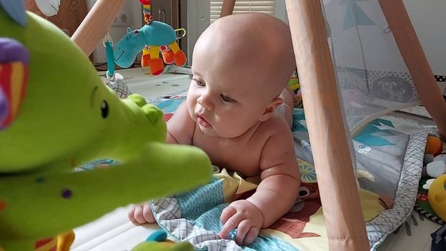 15.08.212💪💪💪 младенец Роберт делает большие успехи! Грудничок играет!💪💪💪 смотреть онлайн