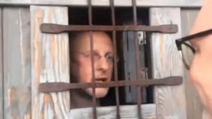 По башке себе стучи