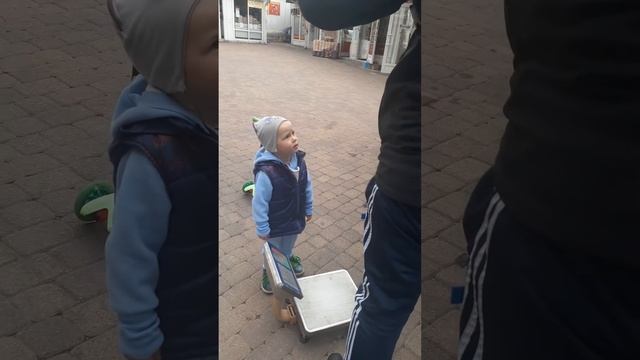 малыш осваивает рыбные весы