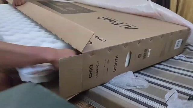 QUICK UNBOXING: CHiQ [U50H7K] Smart TV 50 inch Frameless Android 9.0 TV смотреть онлайн