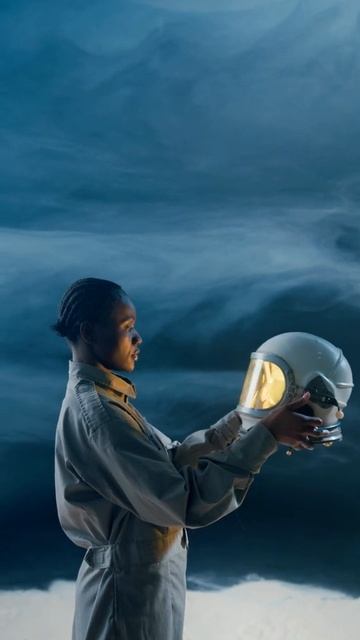 Astronaut | #Astronaut Holding a #Space #Helmet смотреть онлайн