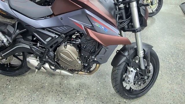 Мотоцикл QJMotor SRK700 запустил двигатель