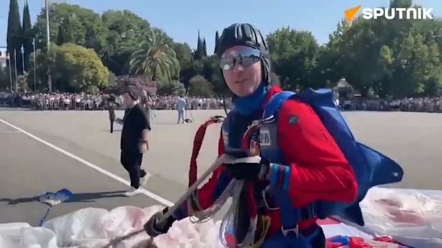 Российский парашютист приземлился на площади в Сухуми во время парада смотреть онлайн