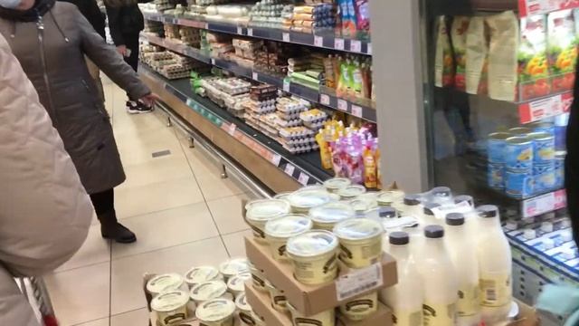 20.12.20г.Магазин Глобус.Закупка продуктов.Лиза и София катаются с горки . смотреть онлайн