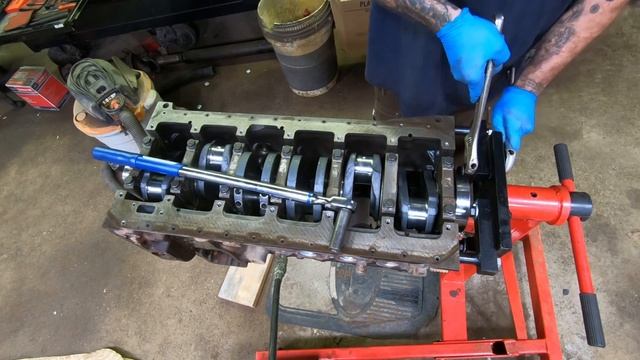 03 dodge 3500 5.9 Cummins seized engine rebuild part 7 (installing the crank and plasti-gauge mains смотреть онлайн