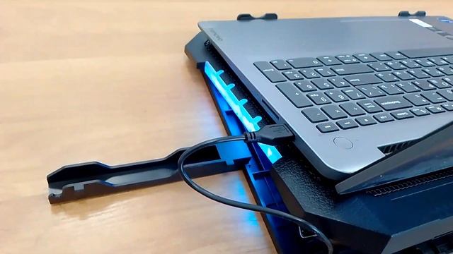 Обзор вентиляторной подставки для ноутбука 17" Defender NS-502 смотреть онлайн