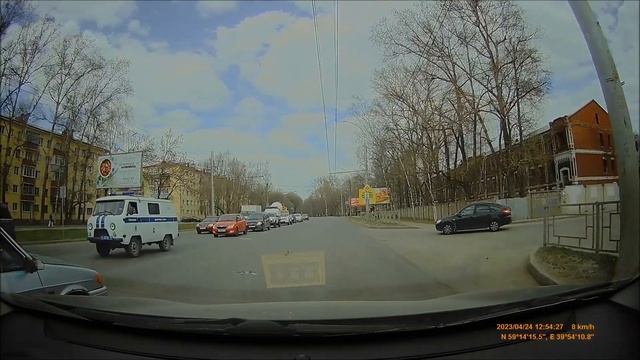 Водители тактично остановились, что бы пропустить белку смотреть онлайн