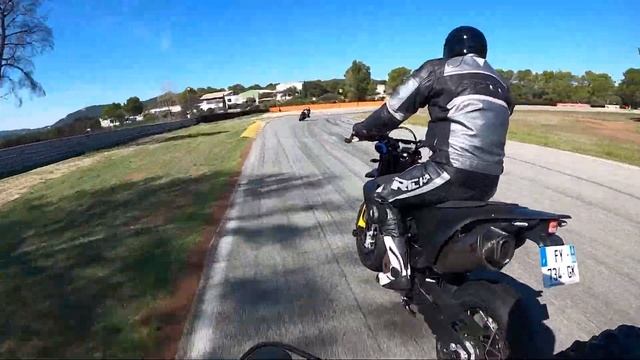 UN KTM 125 DUKE SURPUISSANT !