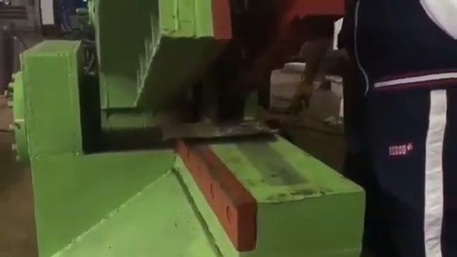 Hydraulic alligator shear Q43 1000 смотреть онлайн