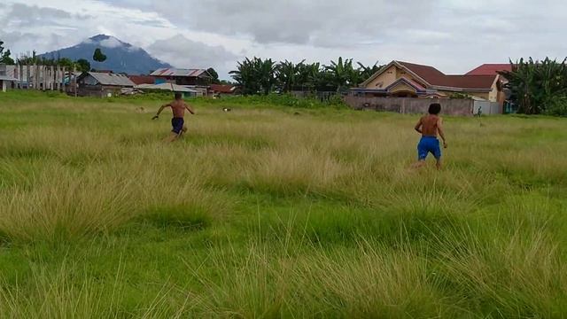 Lomba lari di lapangan karianga dua putaran usia 58 vs 50. смотреть онлайн