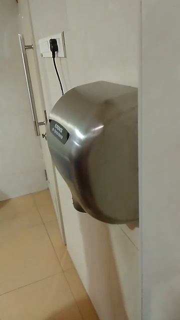 Rey evarra meerantha😂speed dryer tho adukuntunnaru😛😜#officethings #youtubeshorts #friends #trending смотреть онлайн