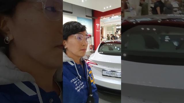 Зашёл в салон Tesla смотреть онлайн