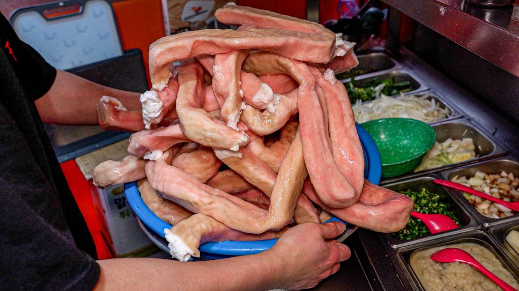 Корейская кухня. Фантастическое сочетание толстого корейского говяжьего рубца и курицы без костей. смотреть онлайн