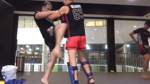 Muay Thai Clinch lesson (knees and elbows) from Petchboonchu at Evolve MMA Singapore смотреть онлайн