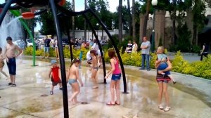 Детские купания в фонтане! - Kids swimming in the fountain!