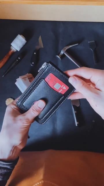 Новая модель в коллекции 😌. Компактный кардхолдер с молнией и отделом для самой нужной карты. смотреть онлайн