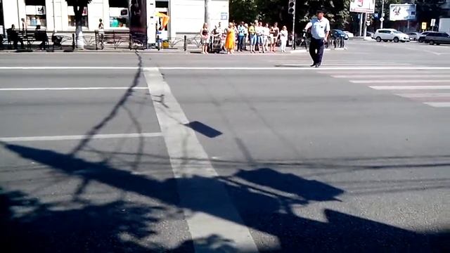 Сотрудник ДПС регулирует движение