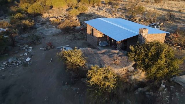 Karoo Hideaway Cabin AirBnB Tour | Mountain Zebra National Park смотреть онлайн