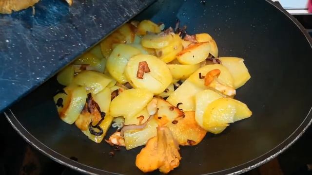 contorno funghi freschi e patate galletti finferli , side dish with fresh mushrooms and potatoes смотреть онлайн