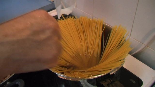 Μακαρόνια Σπαγγέτι με κιμά από την Ελίζα #MEchatzimike смотреть онлайн