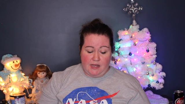 American Tries Holiday Snacks from Around the World | Universal Yums Dec. Yum Yum Box смотреть онлайн