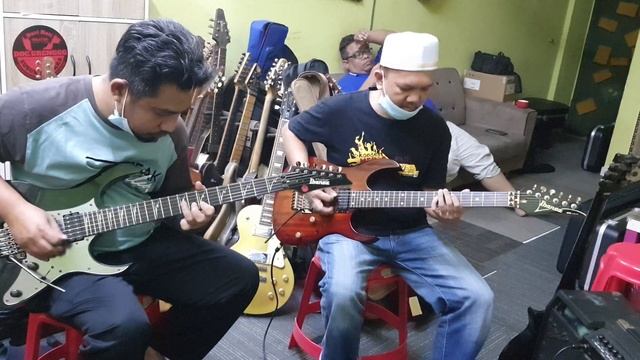 balik dari masjid pak haji terus tes gitar смотреть онлайн