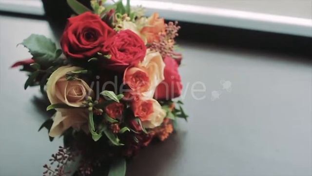 Bouquet of Red Creamy Orange Roses With Green смотреть онлайн