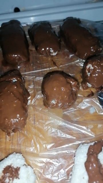 Кокосовые конфеты в шоколаде. ваш повар комнатный 🥰 обнял приподнял на место поставил 😍 смотреть онлайн