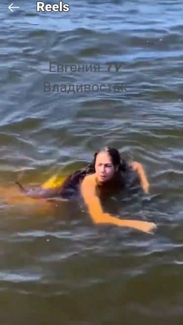 Белый дельфин испугал девушку смотреть онлайн