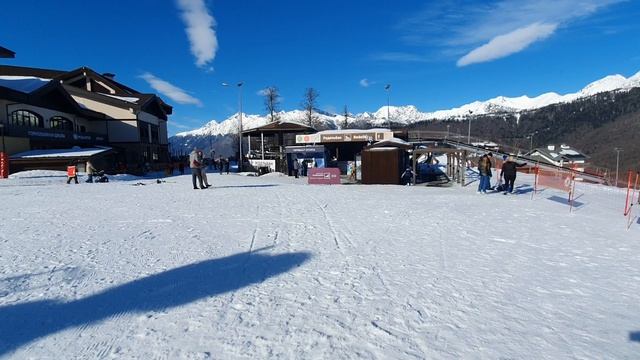 Высота 1100 метров на курорте «Роза Хутор» — это уровень Горной Олимпийской деревни. Сочи. смотреть онлайн