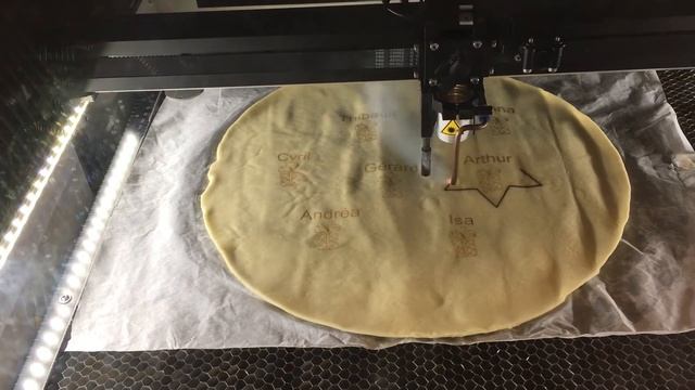 How to engrave and cut puff pastry with the LS900 смотреть онлайн