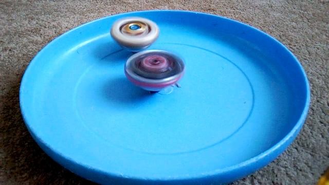 Бейблейд битва. Саламандер против Спрайзена Реквиема. смотреть онлайн