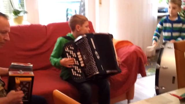 Molleker Kai, Niklas und Alexander - Wolga Polka смотреть онлайн